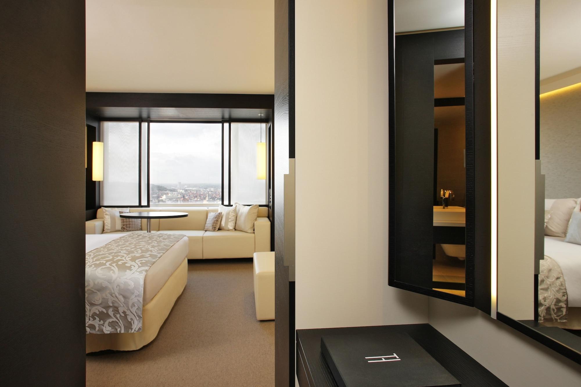 Hotel The 4*
